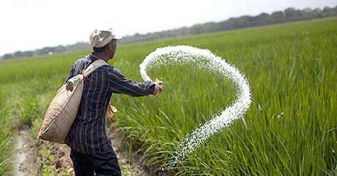 توزیع کود های کشاورزی موجب تقویت عملکرد محصولات کشاورزی می شوند