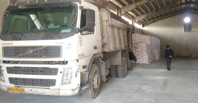 تخلیه 50 تن کود اوره ارسالی از بندر امام در انبار شرکت خدمات حمایتی کشاورزی استان زنجان