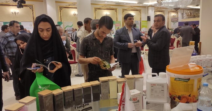 حضور مدیر و اعضای کشت و صنعت آب شیرین در همایش سبد کودی قم برای ارتقای کیفی محصولات حضور مدیر و اعضای کشت و صنعت آب شیرین در همایش سبد کودی قم برای ارتقای کیفی محصولات