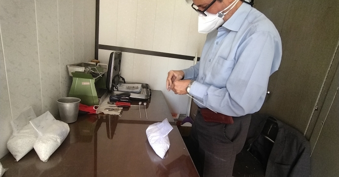 نمونه برداری و پلمپ کودهای سولفات پتاسیم تولیدی شرکت شیمی اکسیربوستان در استان قم 