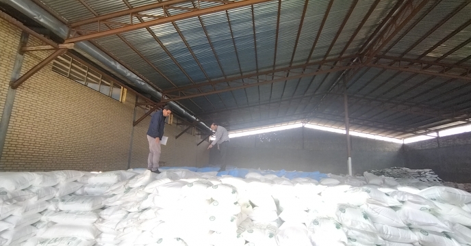 نظارت میدانی بر عملکرد انبار کارگزاری «حیدرآباد» در زمینه توزیع کودهای یارانه‌ای در استان قم