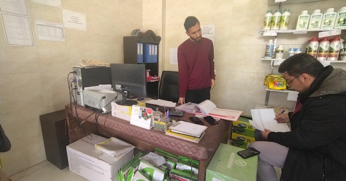 تحویل۵۰ تن کود تفاهم‌نامه‌ای به کارگزاری‌های قم توسط زرین مهر قومس