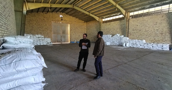 بازدید گروه نظارت از انبار کارگزاری «قنبرعلی» و بررسی انطباق موجودی نهاده‌ها در استان قم