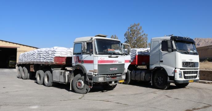 عملیات تخلیه محموله ۲۰۰ تنی کود شیمیایی سوپر فسفات ساده در انبارهای سازمانی شرکت خدمات حمایتی کشاورزی استان چهارمحال و بختیاری