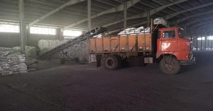 میزان 45 تن کود یارانه ای به کشاورزان شهرستان بافت تحویل داده شده است