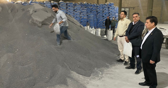 نمونه برداری از کودهای موجود در انبار شرکت خدمات حمایتی کشاورزی آذربایجان غربی  با حضور مدیر استان