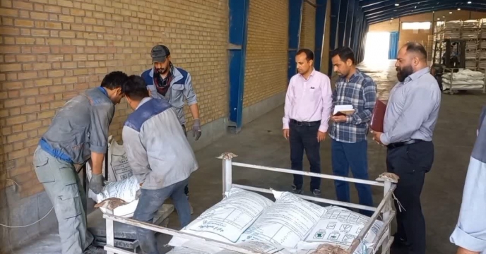 پایش فرآیند تولید و کنترل کیفیت واحد تولید کود در بازدید کارشناس فنی از شرکت معدنی املاح ایران