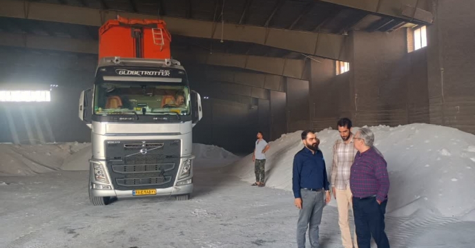   نظارت مسئول بازرگانی و حراست استان از روند عملیات کیسه گیری و تخلیه کود کشاورزی  در انبارهای سازمانی 