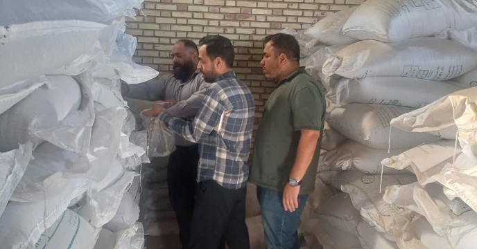 نمونه گیری از کود سوپر فسفات 16 درصد در انبار سازمانی شاهرود نمونه گیری از کود سوپر فسفات 16 درصد در انبار سازمانی شاهرود