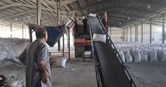 بارگیری کودهای یارانه ای به میزان 25 تن به شهرستان حاجی آباد استان هرمزگان 