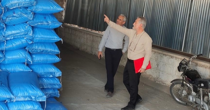 بازدید میدانی از روند تحویل کود از سوی کارگزار  به کشاورزان شهرستان حاجی آباد استان هرمزگان