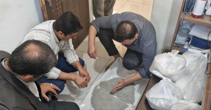 نمونه گیری از انواع کودهای فسفات و پتاسیم توسط مشاور معاونت فنی و کنترل کیفی در شرکت خدمات حمایتی کشاورزی استان سمنان نمونه گیری از انواع کودهای فسفات و پتاسیم توسط مشاور معاونت فنی و کنترل کیفی در شرکت خدمات حمایتی کشاورزی استان سمنان