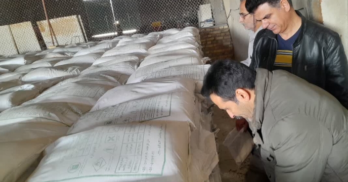 نمونه برداری از کود سولفات پتاسیم پودری  در مجتمع انبارهای کود شهید شاملو ، استان مرکزی  