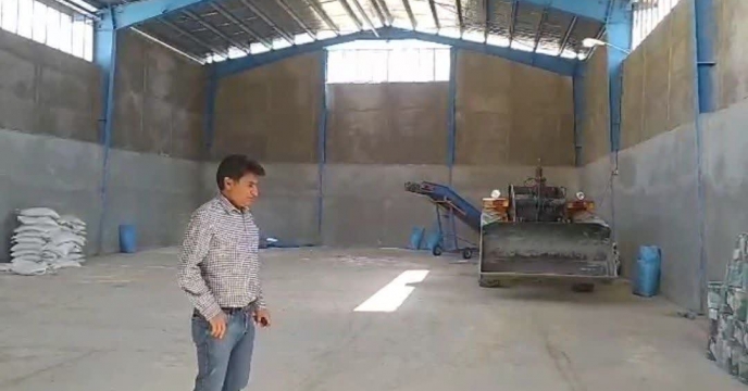 بازدید کارشناس پایش کودی شرکت خدمات حمایتی کشاورزی استان فارس از انبار کارگزاری آقای محسن زارع