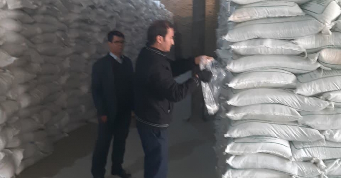نمونه‌برداری از پارت ۲ سوپر فسفات تریپل ارسالی از شرکت ارکان شیمی در انبار مرکزی استان آذربایجان غربی