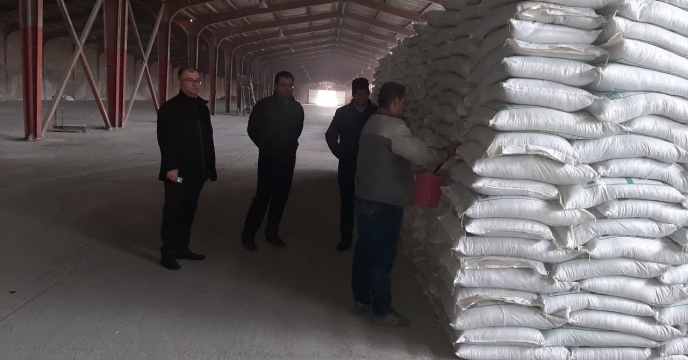 نمونه برداری از کود سوپرفسفات تأمین شده از شرکت کیمیاداران کویر در انبار شرکت خدمات حمایتی کشاورزی استان آذربایجان شرقی