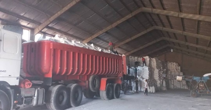 حمل و توزیع کود کشاورزی اوره به میزان 900تن به انبار کارگزاران شهرستان کارون