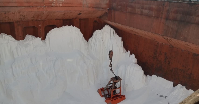 کارشناس مدیریت توزیع، حمل و نگهداري از عملیات تخلیه کشتی حامل کود اوره بازدید نمودند