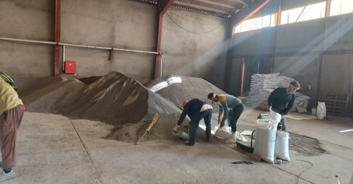 مصرف عنصر حیاتی کود  فسفات برای تقویت مزارع کشاورزان شهرستان گالیکش