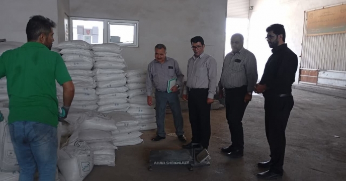 بازدید رئیس اداره بازرگانی از انبار کارگزار شهرستان خوی و کودهای قاچاق در انبار تملیکی 