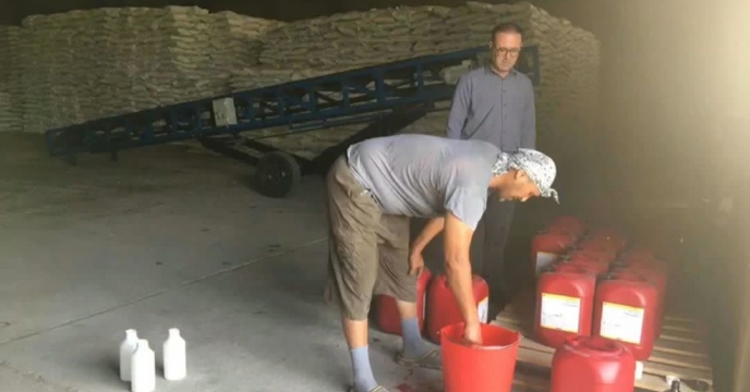 نمونه برداری ازسم ضدعفونی کننده بذر گندم« راکسیل مایع» به روش sampling در انبار سازمانی گرگان