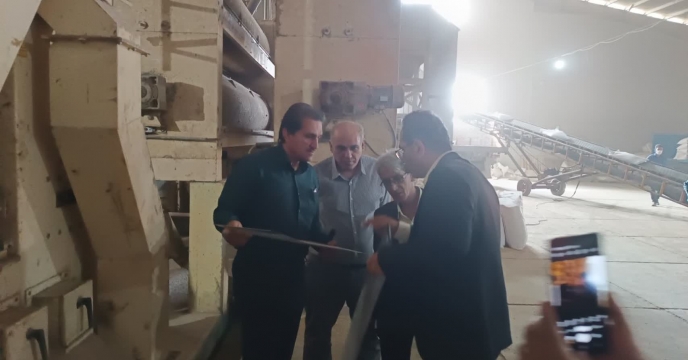 بازیدمدیر  امور ماشین های کشاورزی و  کارشناس معین مازندران  از کارخانه بوجاری بذر شرکت خدمات حمایتی کشاورزی گلستان