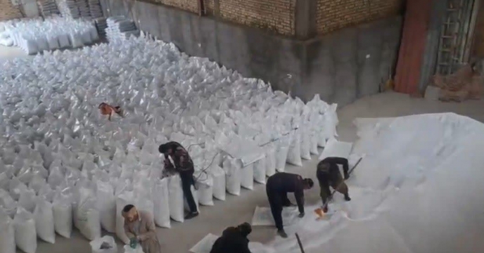 عملیات کیسه گیری کود کشاورزی اوره در انبار کارگزاری در شهرستان دیواندره