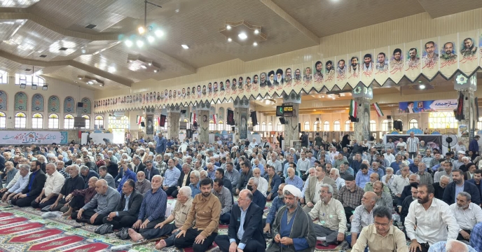 حضور مدیر مازندران در مراسم میز خدمت در مصلی جمعه ساری 