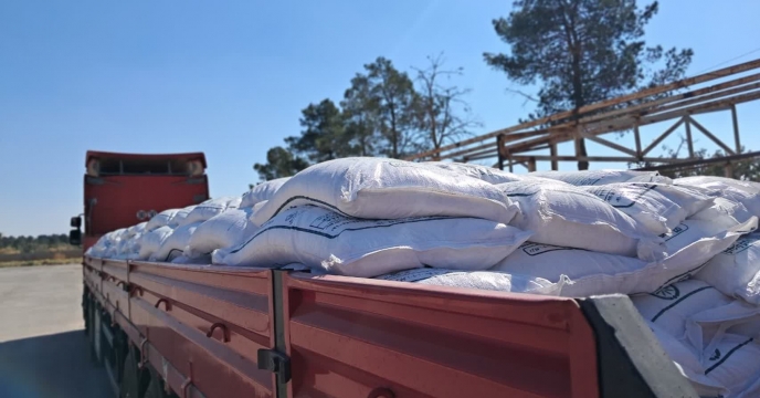 تخلیه و آماده‌سازی کودهای سولفات پتاسیم جهت توزیع بین کارگزاران و کشاورزان استان کرمان