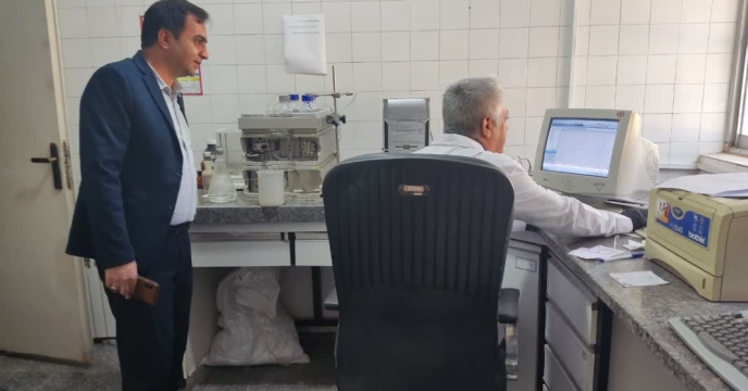 بازدید مدیر مجتمع  شیمیایی آبیک از آزمایشگاه کنترل کیفی