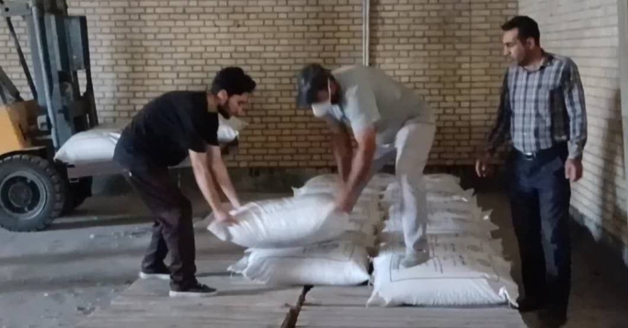 انجام عملیات کیسه گیری و پارت چینی بذور جو بوجاری شده شرکت خدمات حمایتی کشاورزی استان چهار محال و بختیاری در انبار سازمانی استان