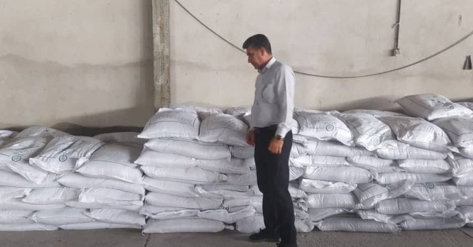 بازدید کارشناس فنی شرکت خدمات حمایتی کشاورزی استان هرمزگان از مراحل تخلیه نهاده کود در انبار سازمانی استان