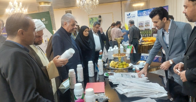 بازدید رئیس جهاد کشاورزی استان از همایش بازاریابی کود استان مرکزی