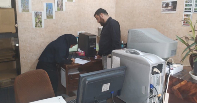 بازدید کارگروه پایش از انبار کارگزاری لیلا کریمی و بررسی روند توزیع کود در شهرستان مبارکه، استان اصفهان