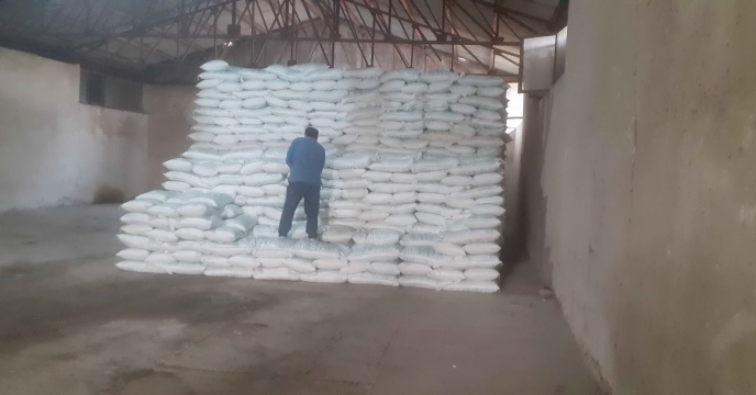 نمونه برداری کیفی از کود اوره جهت بررسی صحت برچسب گذاری کود فوق  درانبار پتروشیمی انجام شد 