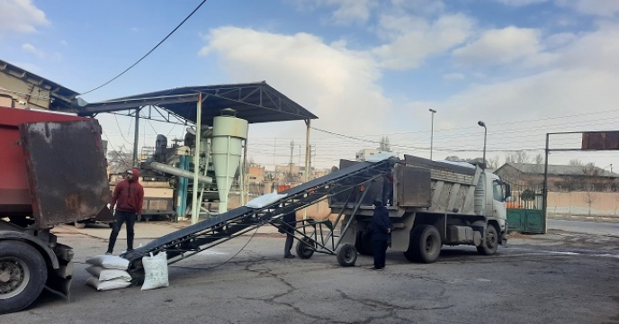 تخلیه  50 تن کود اوره ارسالی از لردگان و ارسال به انبار کارگزاران شهرستان طارم 