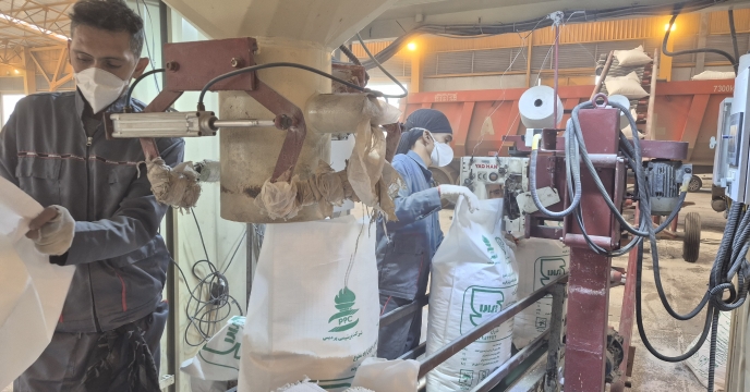 ارسال بیش از ۱۹۰۰ تن کود اوره از  اسکله بندر شهید رجایی هرمزگان به استان سیستان و بلوچستان در راستای حمایت از تولید ملی