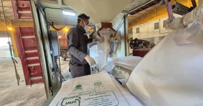 حمل کود اوره از بندر شهید رجایی در راستای تأمین نهاده‌های اساسی کشاورزی