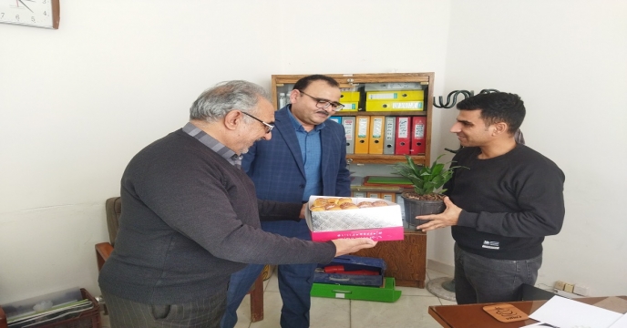 تبریک دهه فجر و میلاد حضرت مهدی (عج) با دیدار صمیمی مدیر شرکت خدمات حمایتی کشاورزی خراسان جنوبی از همکاران