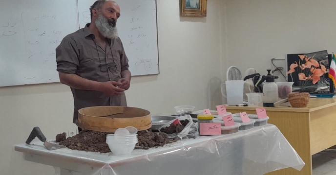 برگزاری دوره اموزشی گلخانه ای و نحوه استفاده از کود در گلخانه ها . با حضور بهره برداران و گلخانه داران اراک و حومه