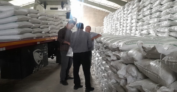 نمونه برداری از کود سولفات پتاسیم گرانوله در مجتمع انبارهای کود شهید شاملو ، استان مرکزی