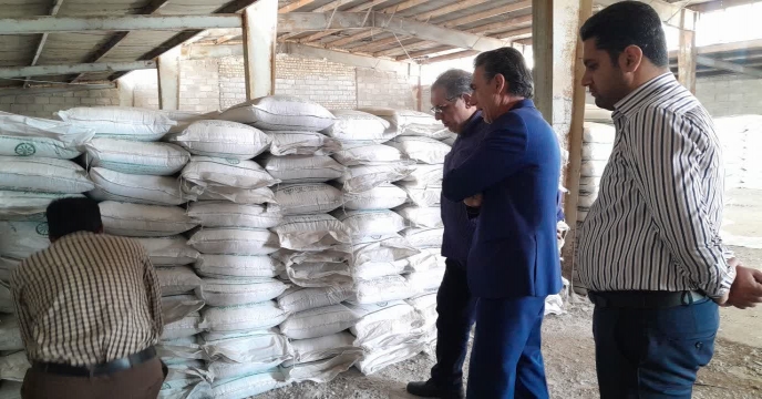 نمونه برداری از کود سولفات پتاسیم گرانوله با حضور دکتر قائمی و مدیریت در انبار سازمانی استان مرکزی 