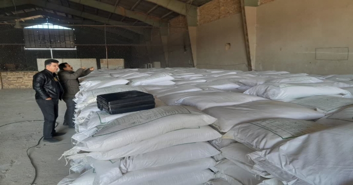 نمونه برداری از کود سولفات پتاسیم پودری در مجتمع انبارهای کود شهید شاملو ، استان مرکزی