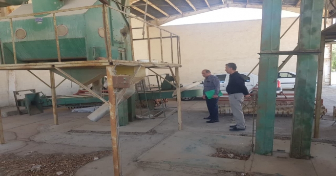 بازدید کارشناس معین ماشین آلات کشاورزی از دستگاه بوجاری شهرستان مهاباد