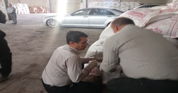 بازدید رئیس اداره بازرگانی از انبار کارگزار شهرستان خوی و کودهای قاچاق در انبار تملیکی 