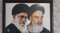 تجهیز و نوسازی قاب عکس امام خمینی(ره) و مقام معظم رهبری در محیط اداری و اتاق کارکنان