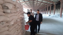 نمونه برداری از کود سولفات پتاسیم تامین شده از پتروشیمی ارومیه در انبار 30 هزار تنی استان آذربایجان شرقی