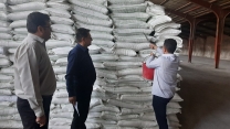 نمونه برداری از کود سولفات پتاسیم توسط اکیپ نمونه برداری کود استان آذربایجان شرقی