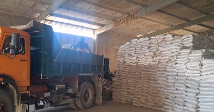 تحویل کود کشاورزی مورد نیاز کشاورزان به کارگزاران جهت توزیع