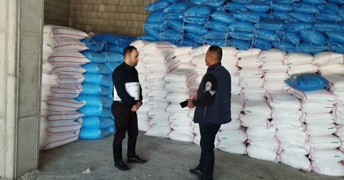 نظارت بر انبار کارگزاران کود شهرستان ارومیه توسط کارشناسان پایش شرکت خدمات حمایتی کشاورزی استان آذربایجان غربی